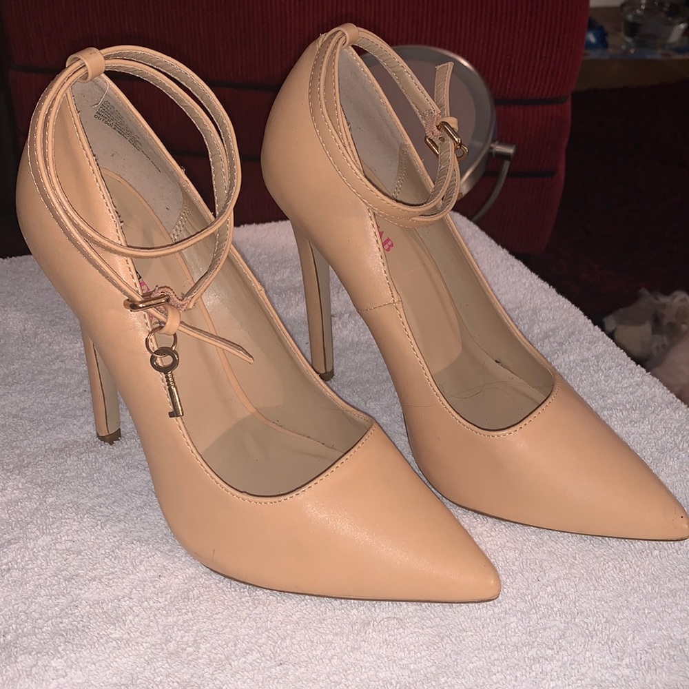 Nude pumps